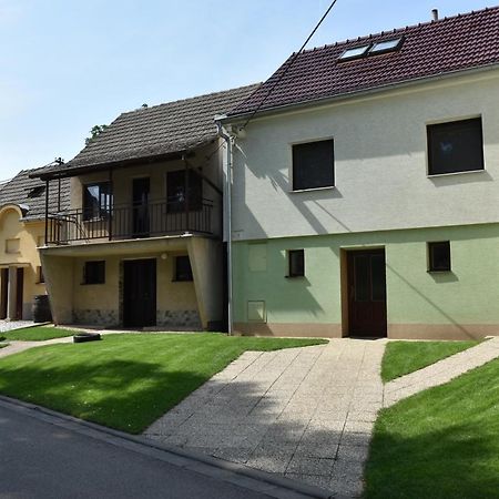 Za Kaplicku Guest House Hovorany ภายนอก รูปภาพ