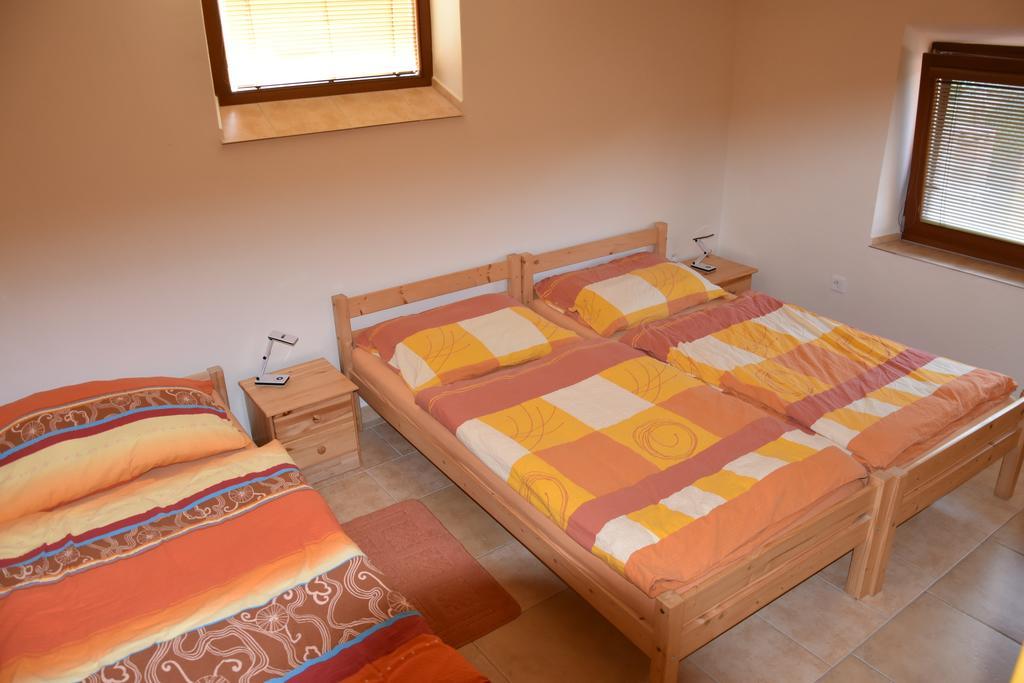Za Kaplicku Guest House Hovorany ภายนอก รูปภาพ