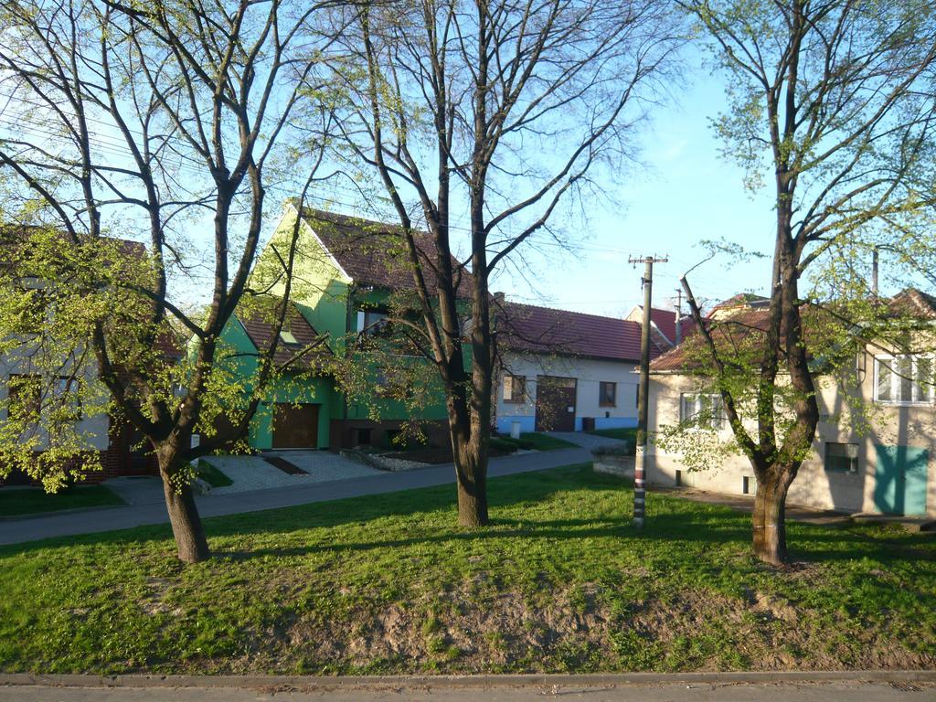 Za Kaplicku Guest House Hovorany ภายนอก รูปภาพ